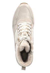 Zapatilla de color beige claro con cuero texturizado y forro de felpa. Cuenta con cordones blancos, una lengüeta acolchada y una suela de goma.