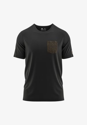 Schwarzes T-Shirt mit kurzen Ärmeln aus glattem Stoff, mit einer geometrisch gemusterten braunen Tasche auf der linken Seite. Klassischer runder Halsausschnitt.