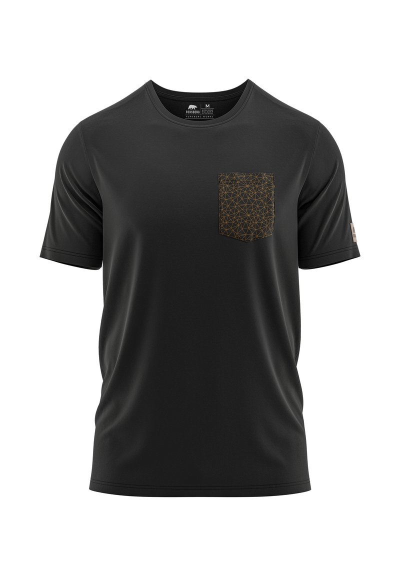 Camiseta negra de manga corta hecha de tejido suave, con un bolsillo de patrón geométrico marrón en el lado izquierdo. Cuello redondo clásico.