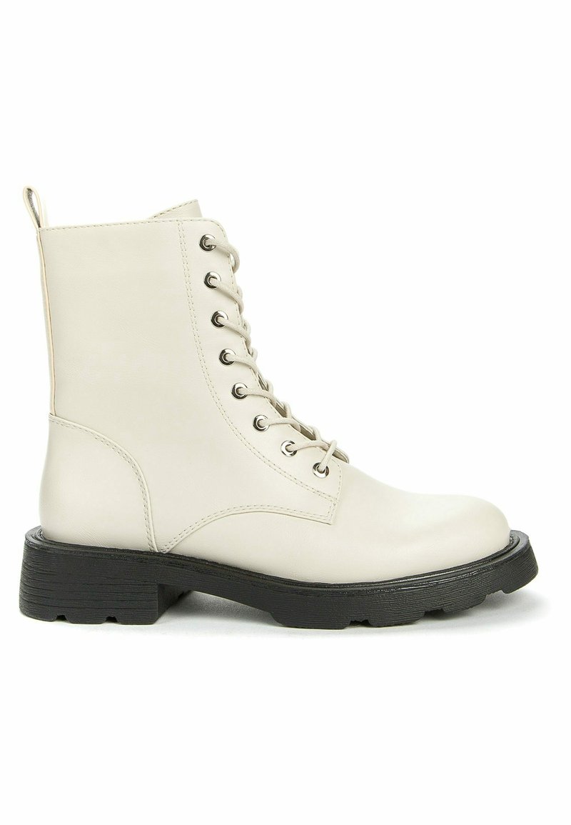 Botines beige de cuero con cordones, punta redondeada, suela de goma, ojales plateados y una lengüeta para tirar en la parte trasera.