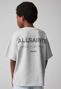 Halli suur tõmbluku t-särk lühikeste varrukatega. Tagaküljel on julge must tekst "ALLSAINTS" ja jaapani tähed, ühtlane värv, puuvillane materjal.