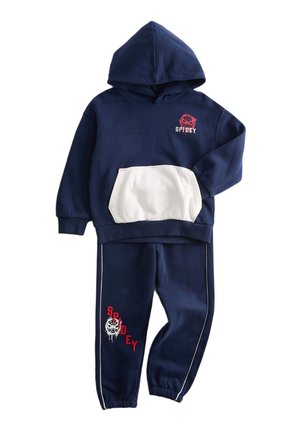 Navyblauwe hoodie en broekenset gemaakt van zachte stof. De hoodie heeft een witte kangoeroezak en rode tekst "SPIDEY" met een afbeelding.