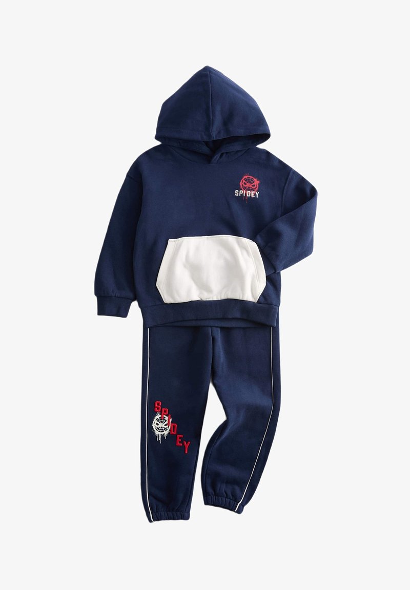 Sada tmavě modré mikiny a kalhot vyrobených z měkké látky. Mikina má bílou klokankovou kapsu a červený text "SPIDEY" s grafikou.