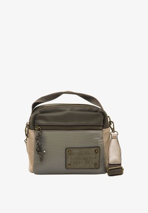 Quadratisch geformte Tasche aus grauem und beigem Textil, ausgestattet mit einem oberen Henkel, einem Schultergurt, einer äußeren Reißverschlusstasche und einem Lederakzent.