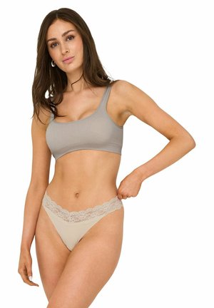 Grauer, gerippter Bralette mit breiten Trägern und weichem Material, kombiniert mit einem beigen Tangar mit Spitze, der zarte Akzente und glattes Gewebe hervorhebt.