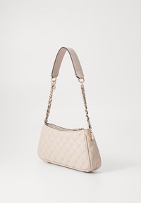 Gekwalte roze leren handtas met een gouden kettingriem, ritssluiting en ronde vorm. Heeft een gladde textuur en subtiele stikdetails.