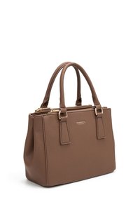 Borsa a mano in pelle marrone con doppie maniglie, chiusura con zip e dettagli in metallo dorato. Superficie testurizzata e forma rettangolare.