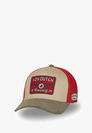 Casquette de camionneur beige et rouge avec un patch rectangulaire brodé comportant du texte et des motifs d'ailes, devant structuré, dos en mesh et visière incurvée.