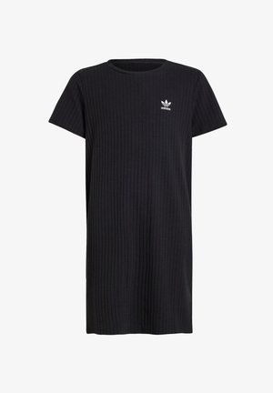 Czarny prążkowany T-shirt Adidas z krótkim rękawem, z małym białym logo Adidas trefoil na górnej lewej części klatki piersiowej.