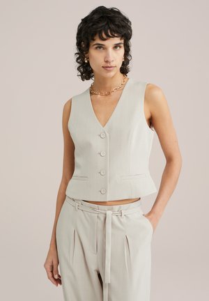 Lichtgrijze, mouwloze cropped vest met een V-hals, vijf knopen en subtiele streepjes. Draag het met bijpassende taillepantalon.