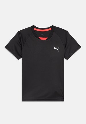 Čierne športové tričko s krátkym rukávom a okrúhlym výstrihom, červeným vnútorným detailom goliera a bielym logom Puma na ľavej strane hrudníka.
