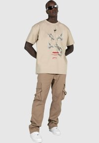 MJ Gonzales FREEDOM - T-shirts print - wet sand