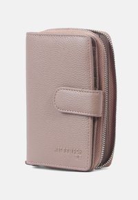 Compact zippered portemonnee in lichtroze gestructureerd leer, met een voorklep met drukknoop en geperst merklogo aan de zijkant.