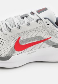 Nike Performance AIR WINFLO 11 - Chaussures de running sur route - photon dust/fire red/smoke grey/light smoke grey/black/white