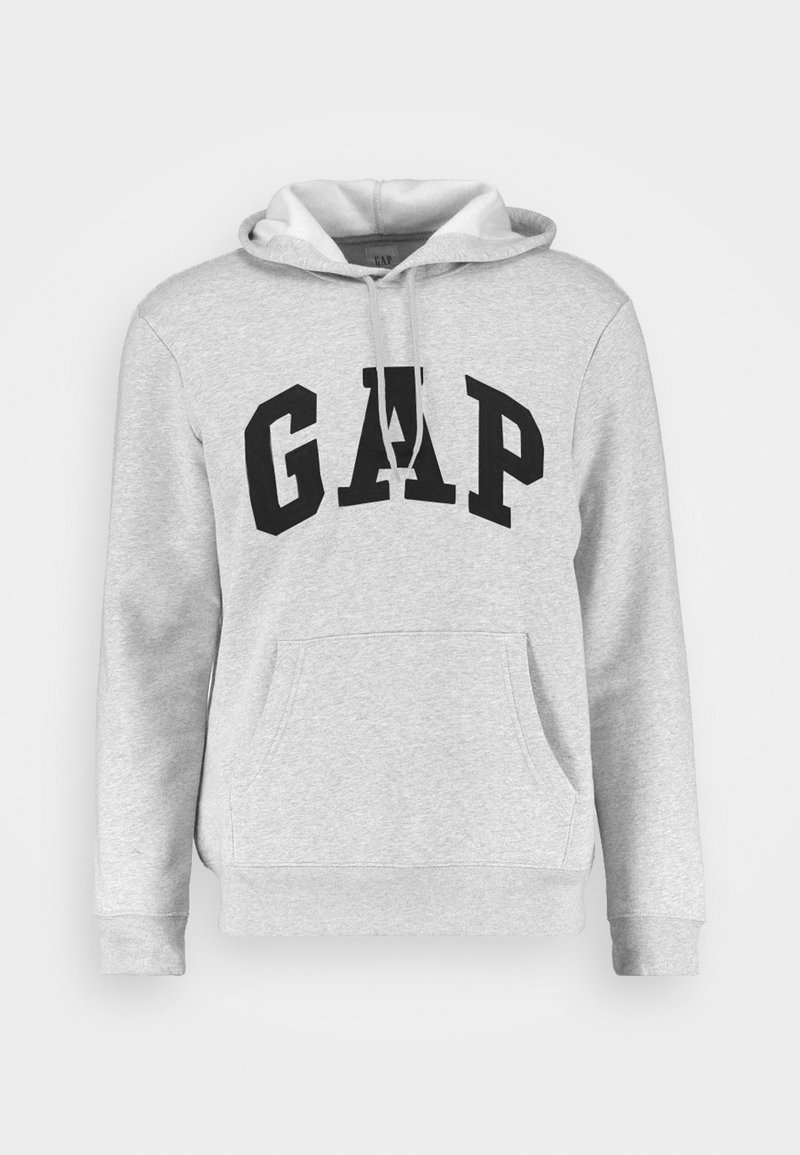 Sweat à capuche gris avec cordon de serrage, grand logo "GAP" en noir, poche kangourou à l'avant, poignets et ourlet côtelés. Texture de tissu doux.