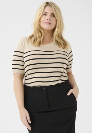 Pull beige à manches courtes avec des rayures noires horizontales, col rond et ourlet côtelé, associé à une jupe noire taille haute.