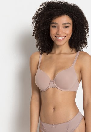 Roze gewatteerde bh met kantafwerking, strikdetail in het midden en verstelbare bandjes. Zachte, gladde textuur, ontworpen voor comfort.