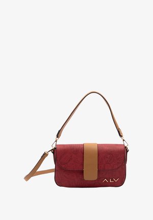 Borsa a tracolla rossa con motivi in rilievo a tema viaggio, dettagli in pelle marrone, chiusura a patta, hardware dorato e tracolla regolabile.