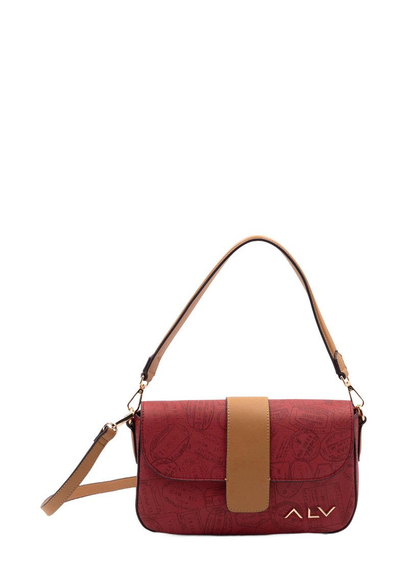 Borsa a tracolla rossa con motivi in rilievo a tema viaggio, dettagli in pelle marrone, chiusura a patta, hardware dorato e tracolla regolabile.