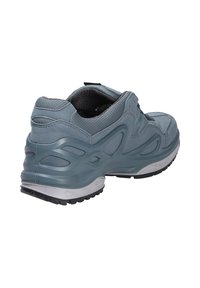 Scarpa sportiva azzurro chiaro con tomaia in rete testurizzata, dettagli grigi e suola ammortizzata. Presenta scanalature flessibili per una migliore trazione.