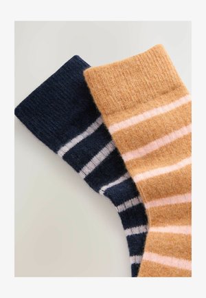 Csíkos gyapjú zoknik: az egyik navy kék fehér csíkokkal, a másik világosbarna rózsaszín csíkokkal. Mindkettő puha textúrával és bordázott szegéllyel rendelkezik.