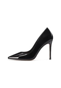 Scarpa con tacco alto in pelle verniciata nera, con punta affusolata e sottile tacco a stiletto, caratterizzata da una superficie liscia e lucida e da un design minimalista.