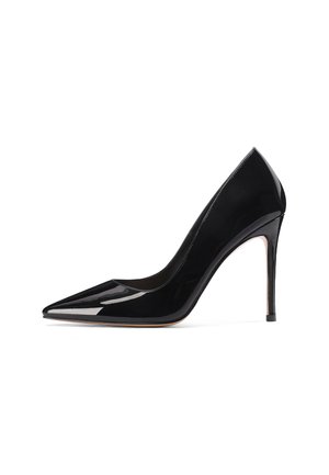 Scarpa con tacco alto in pelle verniciata nera, con punta affusolata e sottile tacco a stiletto, caratterizzata da una superficie liscia e lucida e da un design minimalista.