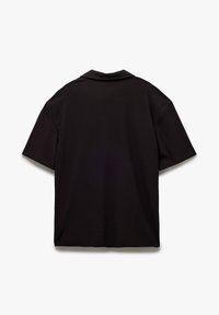 Camicia nera a maniche corte realizzata in tessuto morbido, con colletto, vestibilità leggermente ampia e bordi puliti senza marchi o motivi visibili.