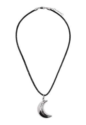 Czarny naszyjnik z sznurkiem z srebrnym wisiorkiem w kształcie półksiężyca oraz srebrnym zapięciem typu karabińczyk z przedłużką.