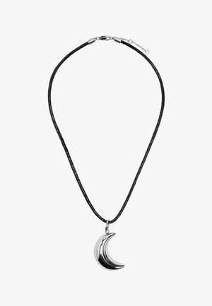 Czarny naszyjnik z sznurkiem z srebrnym wisiorkiem w kształcie półksiężyca oraz srebrnym zapięciem typu karabińczyk z przedłużką.