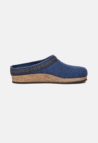 Zoccoli in feltro blu navy con una fascia nera decorata, suola intermedia in sughero e suola esterna in gomma. Punta arrotondata e design senza lacci per un facile utilizzo.