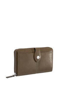 Denarnica iz olivno zelene usnja z zadrgo. Ima gumbno zaskočno zaponko, detajle šivanja in etiketo z logotipom. Gladek tekstura.