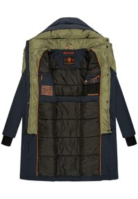 Lang jas met een groene buitenlaag, marineblauwe basis, zwarte gewatteerde voering, oranje accenten en meerdere binnenzakken met brandingdetails.