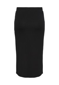 Jupe crayon noire en maille côtelée, coupe droite avec une petite fente latérale à l’ourlet.