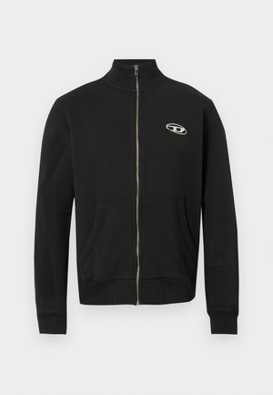 Czarna kurtka na suwak wykonana z miękkiej tkaniny, z wysokim kołnierzem, przednimi kieszeniami, prążkowanymi mankietami oraz małym logo na lewej piersi.