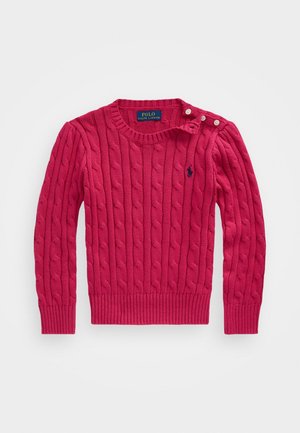 Rosa Strickpullover mit Rundhalsausschnitt, der mit Knopfdetails an der Schulter und einem kleinen Logo auf der Brust versehen ist. Gerippter Saum und Bündchen.