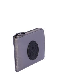 Monedero gris metálico con cremallera, de textura suave y un prominente logo circular negro en la parte frontal. Diseño slim y rectangular.