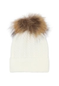 Berretto bianco lavorato a maglia con motivo a treccia, dotato di un grande pompon in pelliccia sintetica marrone sulla parte superiore e di un bordo a costine alla base.