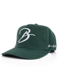 Cappello verde scuro con una "B" bianca ricamata sul davanti e il testo "Home of G." sul lato, con una forma strutturata e visiera piatta.