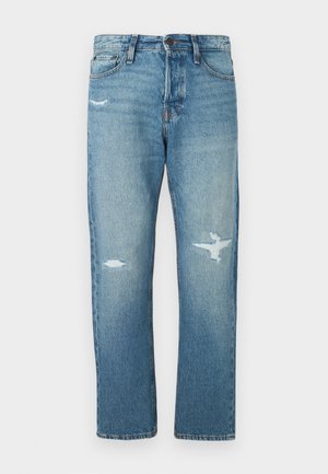 Jeans in denim blu chiaro con taglio dritto e dettagli sfilacciati, caratterizzati da due strappi sulle ginocchia e un classico design a cinque tasche.