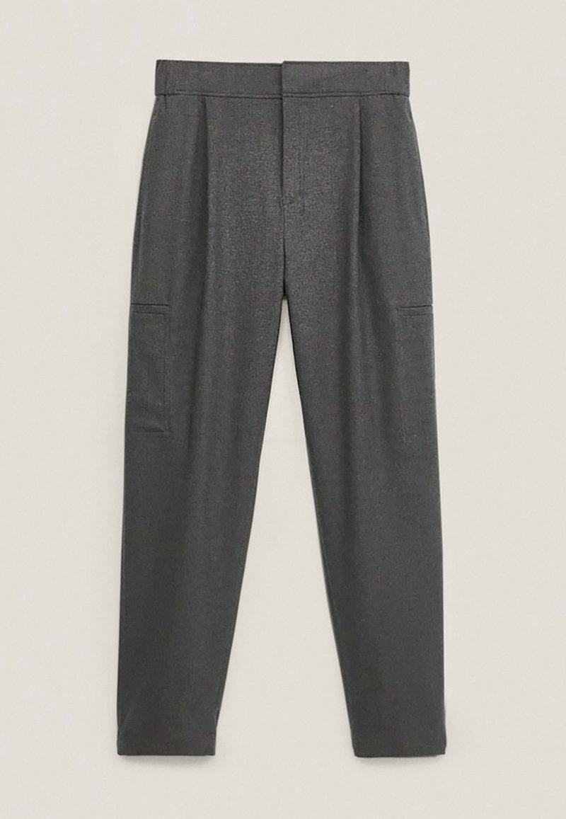 Pantalon gris foncé à jambes droites avec une ceinture plate, une fermeture avant dissimulée et des poches cargo latérales, posé à plat sur un fond clair.