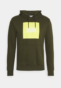 Sudadera verde oliva con bolsillo frontal, capucha con cordón y logo en forma de cuadrado amarillo con la leyenda "JACK & JONES Established 1990" en el pecho.