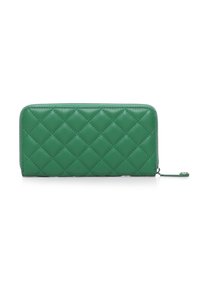 Cartera acolchada verde hecha de material suave, con un patrón de diamantes, cierre de cremallera y un pequeño detalle en plata.