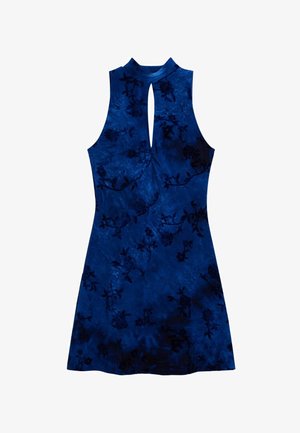 Varrukateta sinine sametkleit mustade lillemustritega, kõrge kaelusega ja esikülje keskosas läbiva avausega.