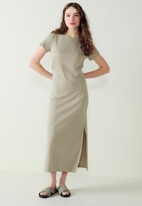 Next - RIBBED T-SHIRT STYLE MAXI COLUMN DRESS WITH SLIT DETAIL - Strikkjoler - stone grey Miniaturebillede 1