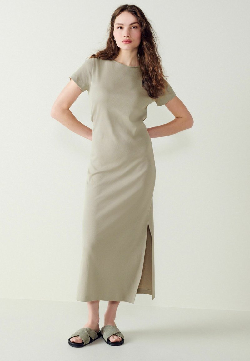Next RIBBED T-SHIRT STYLE MAXI COLUMN DRESS WITH SLIT DETAIL - Džemperkleita - stone grey