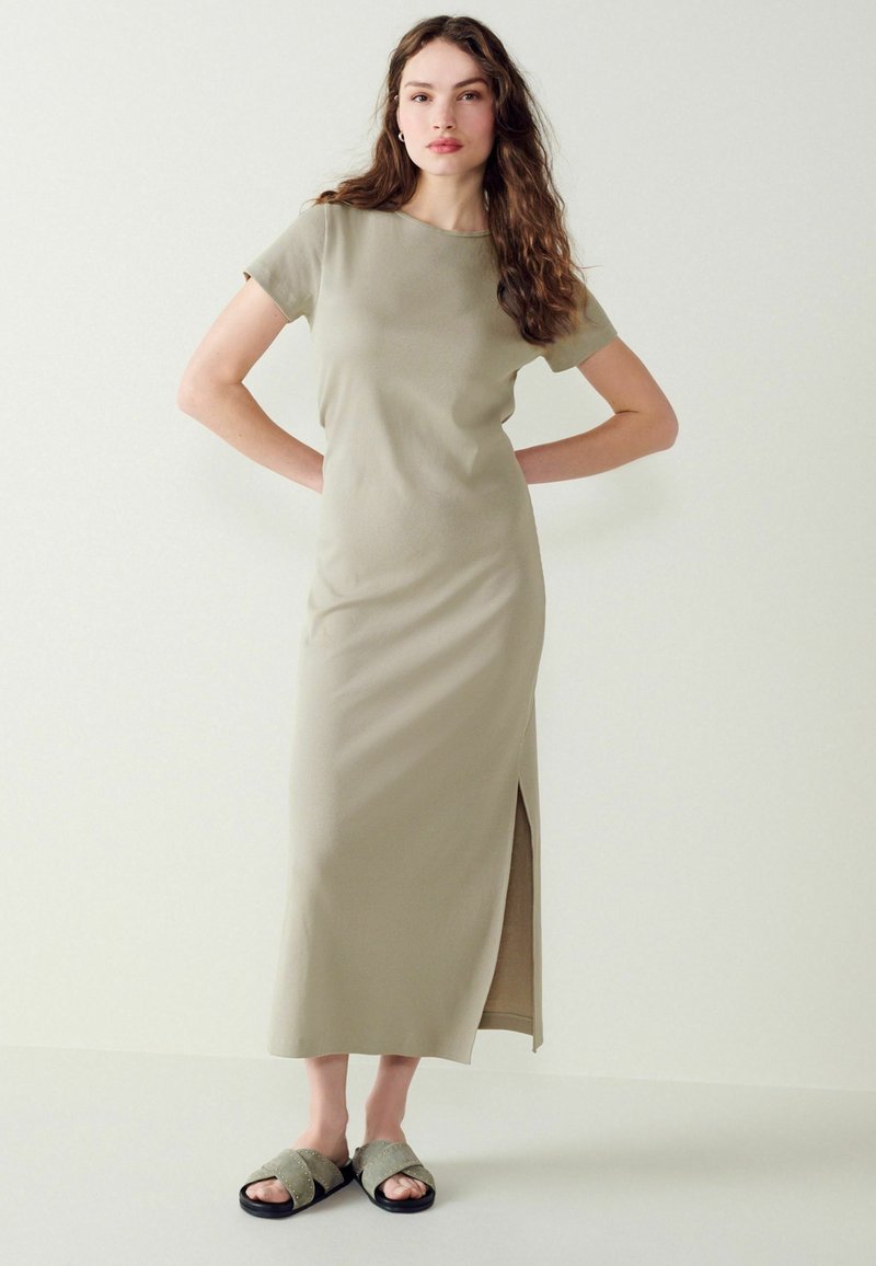 Next - RIBBED T-SHIRT STYLE MAXI COLUMN DRESS WITH SLIT DETAIL - Strikkjoler - stone grey, Forstør