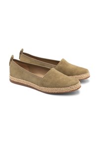 Scarpe slip-on in suede verde oliva con suola intermedia in juta intrecciata e suola in gomma. Presentano una punta liscia e arrotondata e due linguette posteriori.