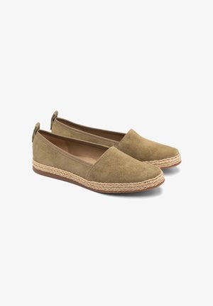 Zamszowe buty wsuwane w oliwkowym kolorze z plecioną jodełkową podeszwą środkową i gumową podeszwą zewnętrzną. Posiadają gładki, zaokrąglony czubek oraz dwie tylne pętle do zakupu.
