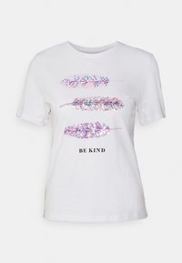 Camiseta blanca de algodón con tres diseños coloridos de plumas decoradas con lentejuelas y el texto "SE AMABLE" en negro debajo. Cuello redondo, mangas cortas.